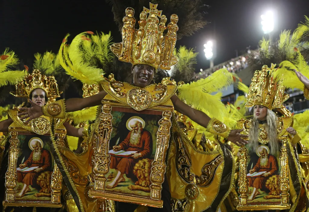 Účastníci karnevalu ze školy samby Salgueiro na sambodromu během prvního dne karnevalového průvodu v Riu de Janeiro