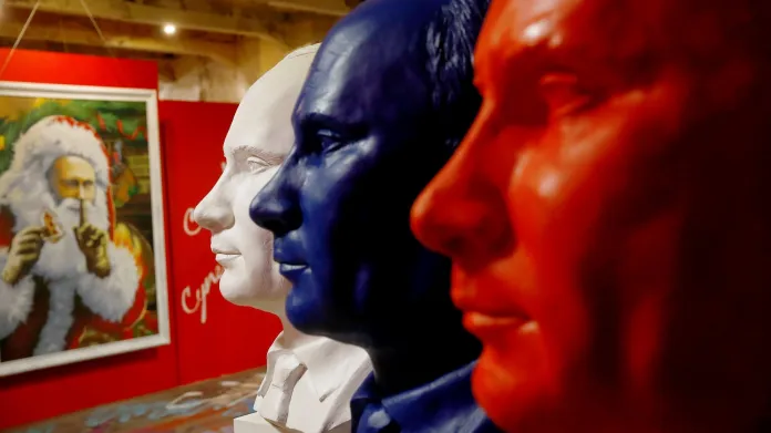 Putinovy sochy v barvách ruské vlajky