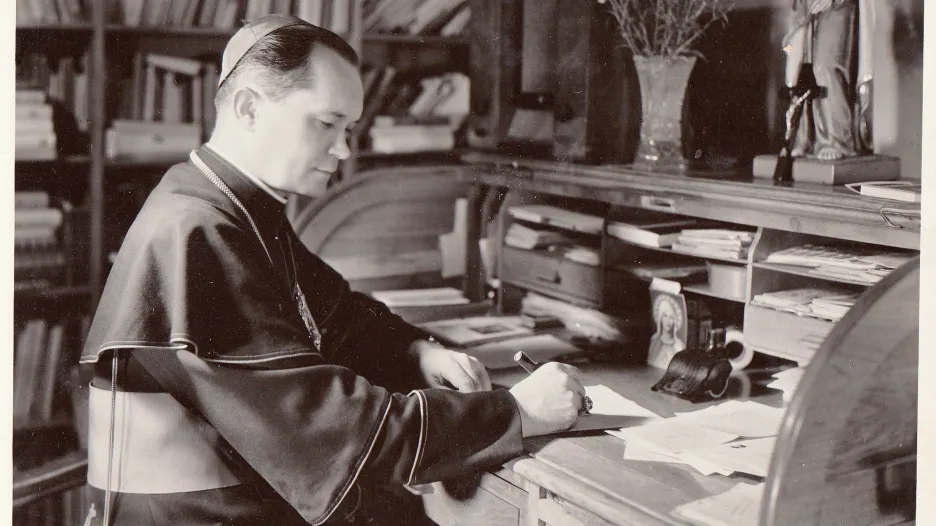 Josef Hlouch ve své pracovně