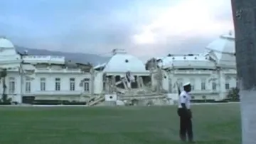 Poškozený prezidentský palác na Haiti