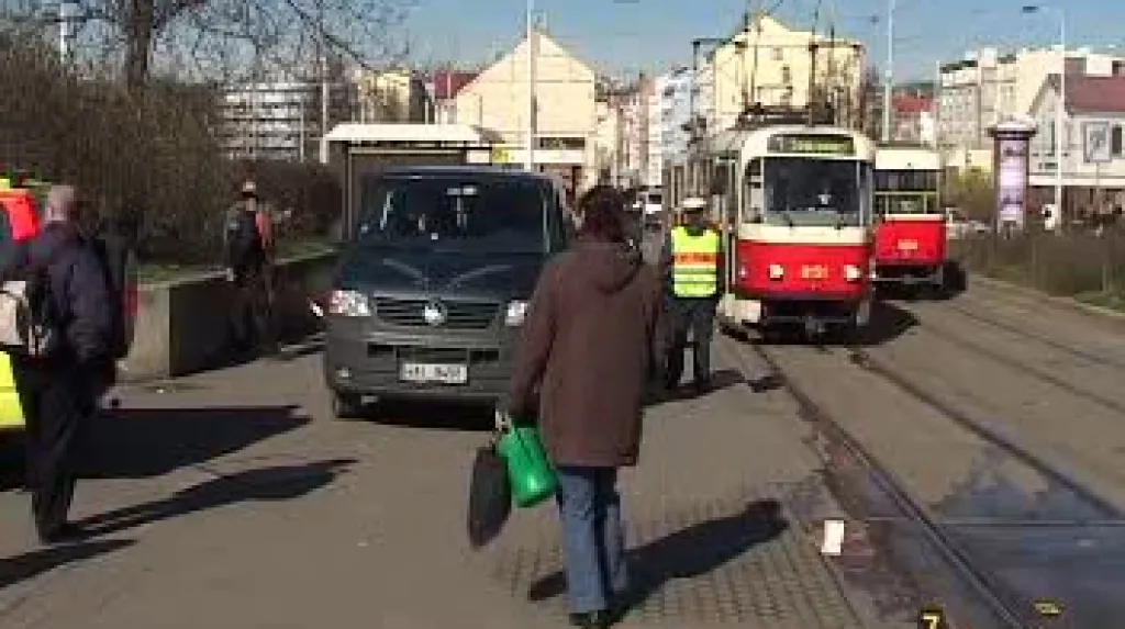 Tramvaj v Praze přejela člověka