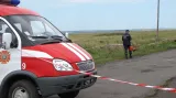 Záchranáři jsou unavení a zoufalí, jejich vůz odděluje místo dopadu nešťastného letadla od novinářů