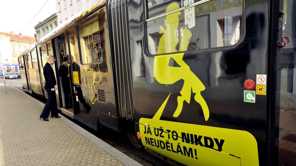 Plzní projíždí "pirátská" tramvaj