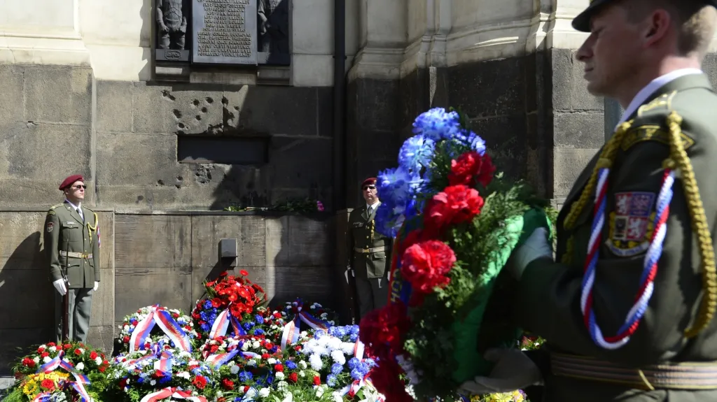 Pietní vzpomínka na padlé parašutisty před chrámem sv. Cyrila a Metoděje