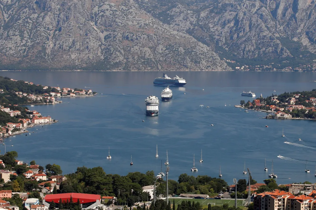 Město Kotor čelí davům turistů