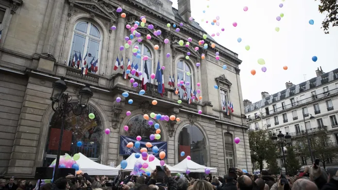 Lidé vypustili před radnicí balónky jako symbol naděje