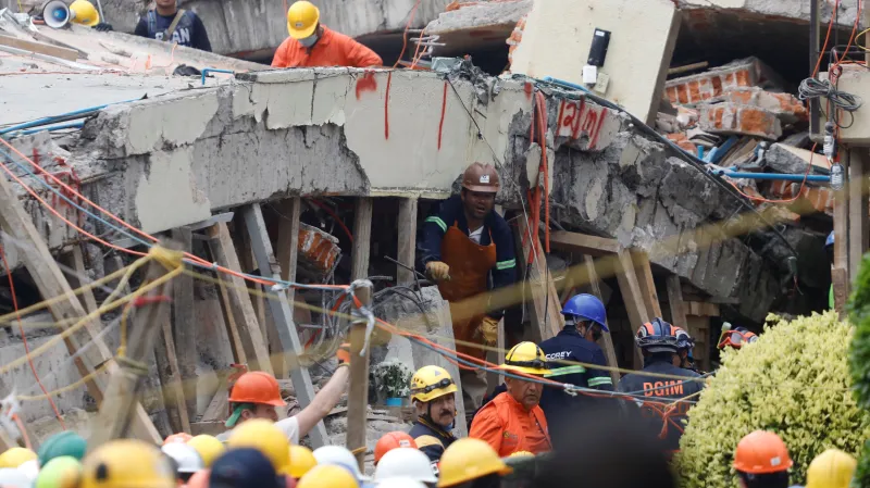 V Mexiku pokračuje prohledávání trosek