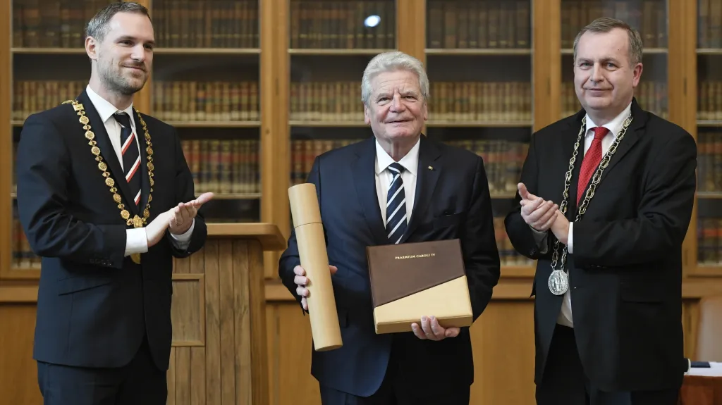Bývalý německý prezident Joachim Gauck (uprostřed) s pražským primátorem Zdeňkem Hřibem a rektorem Univerzity Karlovy Tomášem Zimou (vpravo)