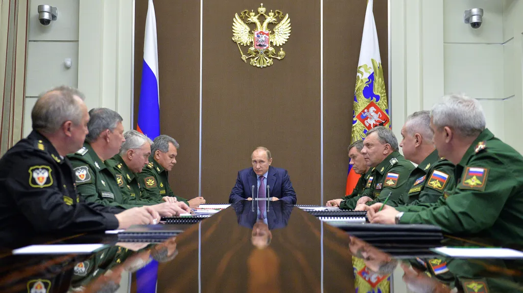 Vladimir Putin na jednání s ruskými armádními špičkami