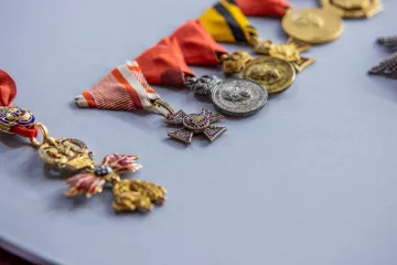 Na řádech arcivovédy d'Este zůstala krev. V den atentátu si připnul zlaté rouno i památku na cestu kolem světa