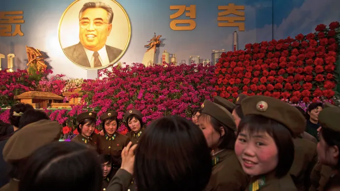 Příslušnice severokorejské armády se fotí před kimirseniemi a kimčongiliemi