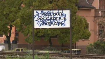 Cedule zakazující přecházení kolejí