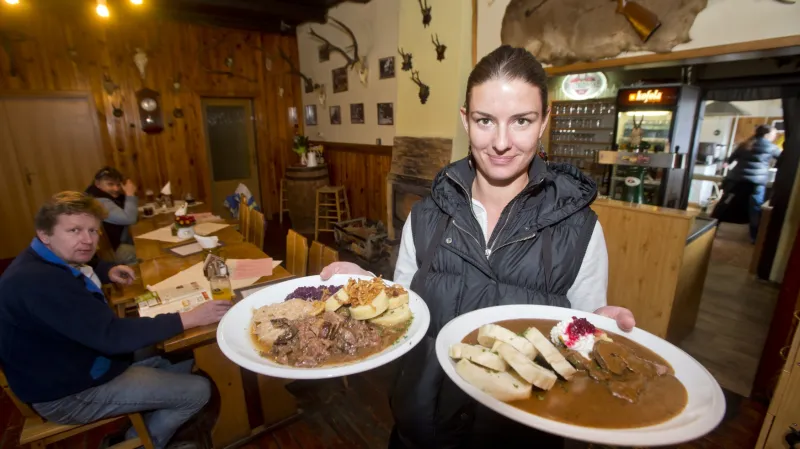 Restaurace Hájenka v Kersku na Nymbursku známá z filmu Slavnosti sněženek natočeného podle románu Bohumila Hrabala má stále v nabídce jídel kančí se zelím i se šípkovou omáčkou.