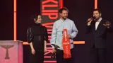 Vpravo zpěvák Yasha 96 (Jáchym Kovář), který dostal cenu Videoklip za videoklip Shake you off. Uprostřed režisér J. J. Jirásek