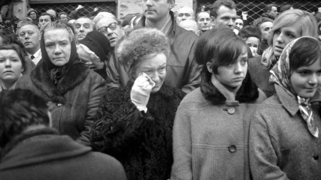 Lidé v ulicích Prahy při pohřbu Jana Palacha 25. ledna 1969