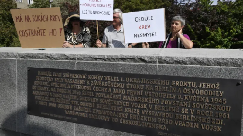 Několik lidí s protestovalo při odhalení zrestaurovaného pomníku maršála Koněva s novými popisnými deskami.,  Autor: Michal Krumphanzl,  Zdroj: ČTK