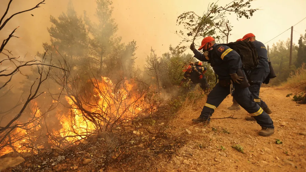 Inferno v Řecku pomáhají hasit i zahraniční týmy, podle mnohých obyvatel to ale nestačí
