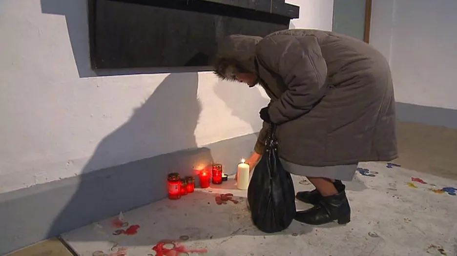 Jedna z prvních návštěvnic u pamětní desky na Národní třídě
