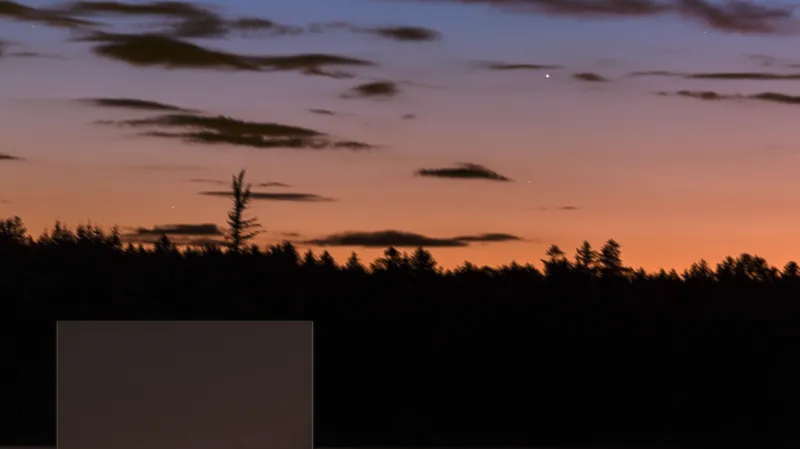 Náznak ohonu Merkuru (ve výřezu) zachycen 17. května i z České republiky, a to u Sečské přehrady.