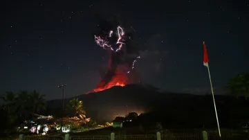 Erupce indonéské sopky Lewotobi Laki-Laki (1. 8. 2025)