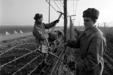 Stačilo mít uklizený stůl v práci a člověk nevycestoval. Před třiceti lety skončily výjezdní doložky