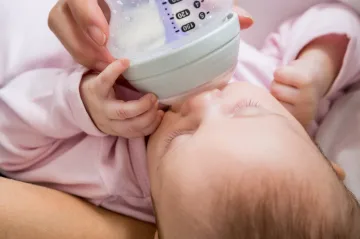 Kojenci krmení z lahve mohou polykat miliony mikroplastů denně