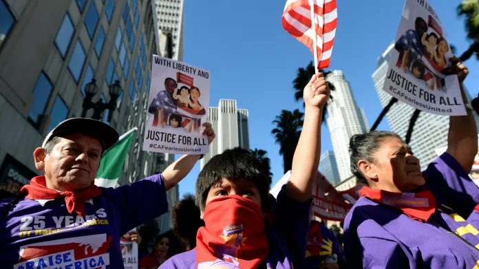 Demonstranti v Los Angeles