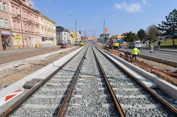 Rekonstrukce tramvajové trati v Plzni komplikuje dopravu, práce nabírají zpoždění