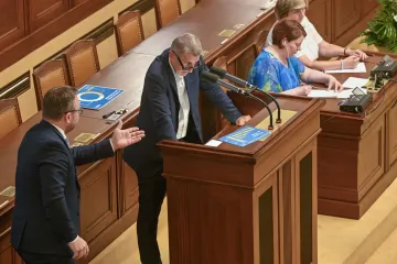 Poslanci se přeli o důchodech. Vláda argumentuje udržitelnějším systémem, opozice je kritická