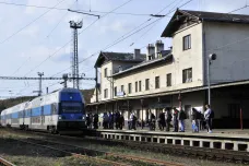 Vlaky z Vysočan do Mstětic pojedou stošedesátkou, zastaví na Černém Mostě. Rekonstrukce trati začíná