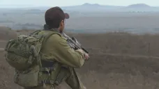 Izraelský voják střežící sever země u hranice s Libanonem