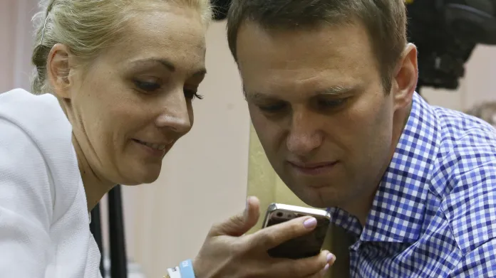 Alexej Navalnyj s manželkou během soudního jednání