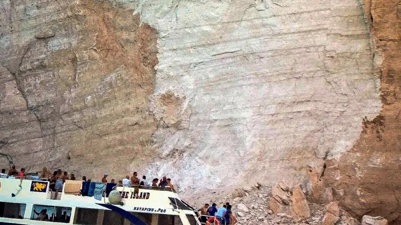 Pád skály na řeckém ostrově Zakynthos