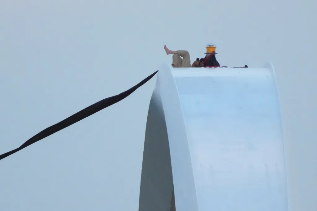 Protiválečný demonstrant na mostě ve Washingtonu (6. května 2026)