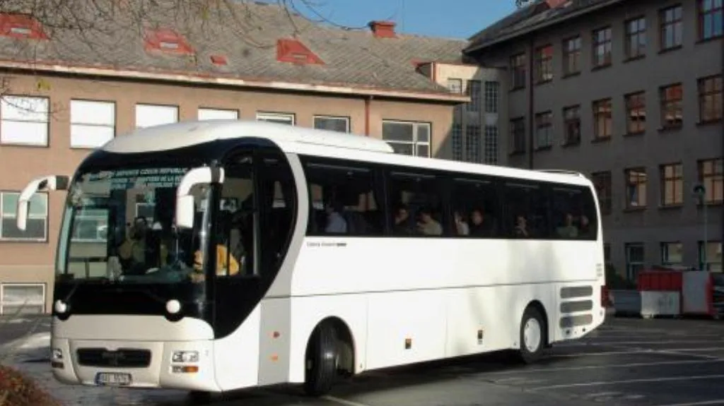 Autobus převážející české lékaře