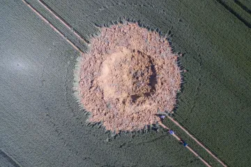 Na poli v Německu explodovala bomba z druhé světové války. Způsobila desetimetrový kráter