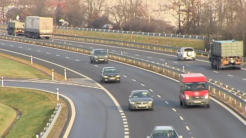 Silnice mezi Pardubicemi a Hradcem Králové