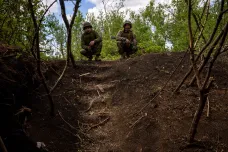 Až 25 tisíc ruských vojáků se snaží vzít Časiv Jar útokem. Obránci čekají na americkou munici