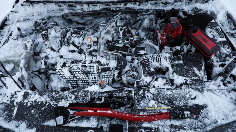 Pohled na motor auta vyhrabaného ze závějí V Buffalu ve státě New York