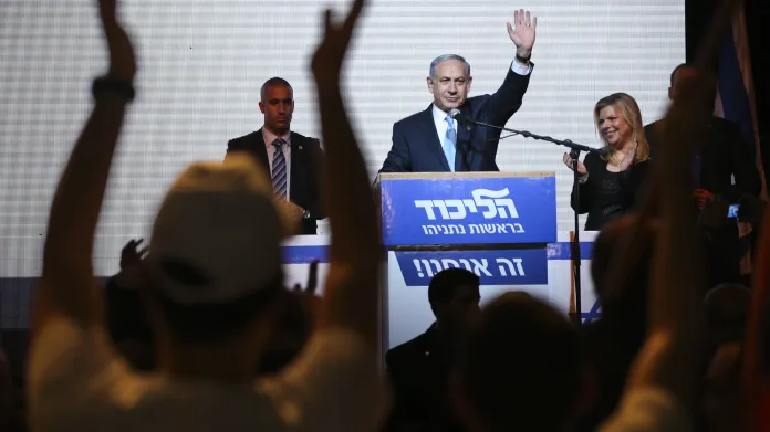 Pro Strašíka: Izraelský premiér Benjamin Netanjahu ze strany Likud ve svém telavivském volebním štábu po oznámení příznivých výsledků předčasných parlamentních voleb ve středu 18. března 2015.