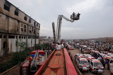 Žháři dostali za zapálení textilky v Karáčí trest smrti. V plamenech zemřelo přes 250 lidí