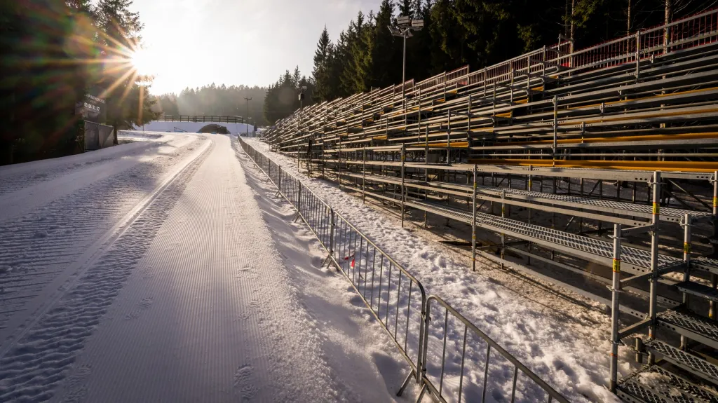 Trať a tribuna ve Vysočina Areně před Světovým pohárem v biatlonu 2026