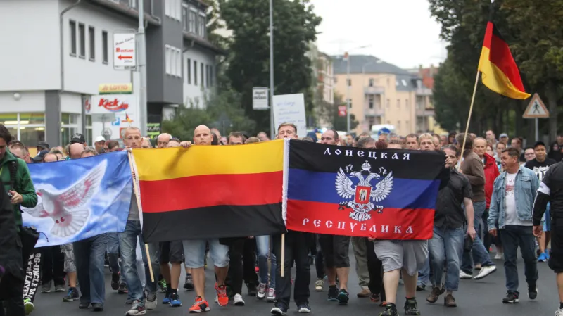 Průvod odpůrců uprchlíků v Heidenau