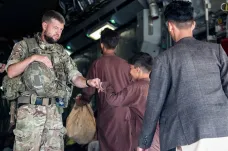 Londýn a Paříž chtějí prodloužit evakuace z Afghánistánu. Taliban varoval před nedodržením termínu stažení