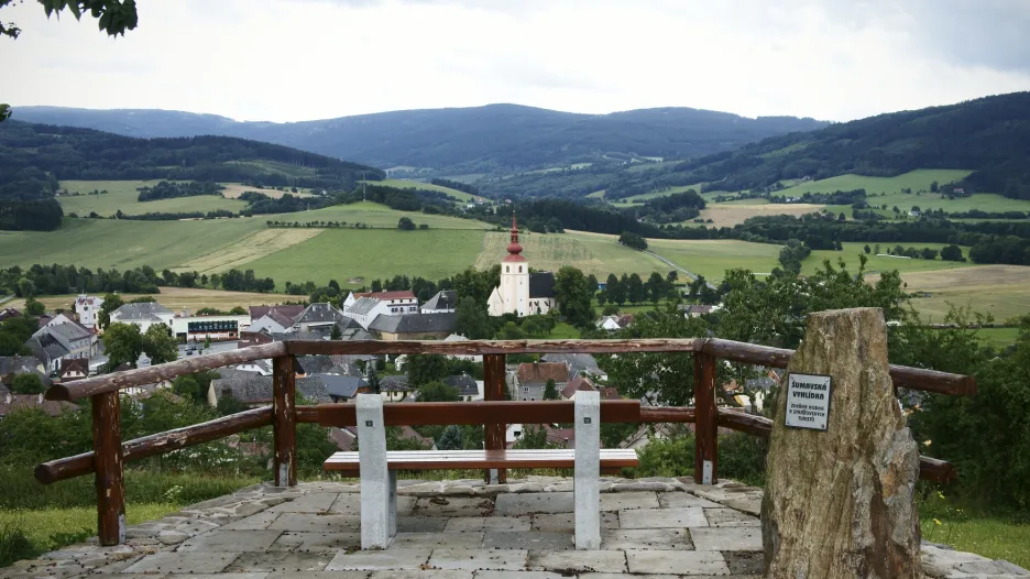 Pohled na Strážov z Šumavské vyhlídky Zdeňka Hodka a Strážovských turistů