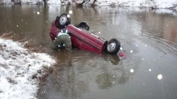 Auto spadlo do řeky