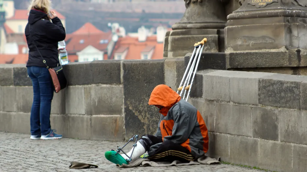Žebrák na Karlově mostě