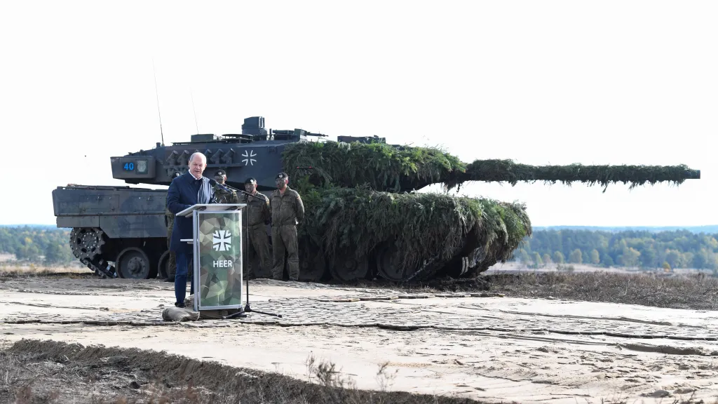 Olaf Scholz při projevu před německým tankem Leopard 2, říjen 2022