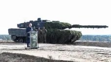 Olaf Scholz při projevu před německým tankem Leopard 2, říjen 2022