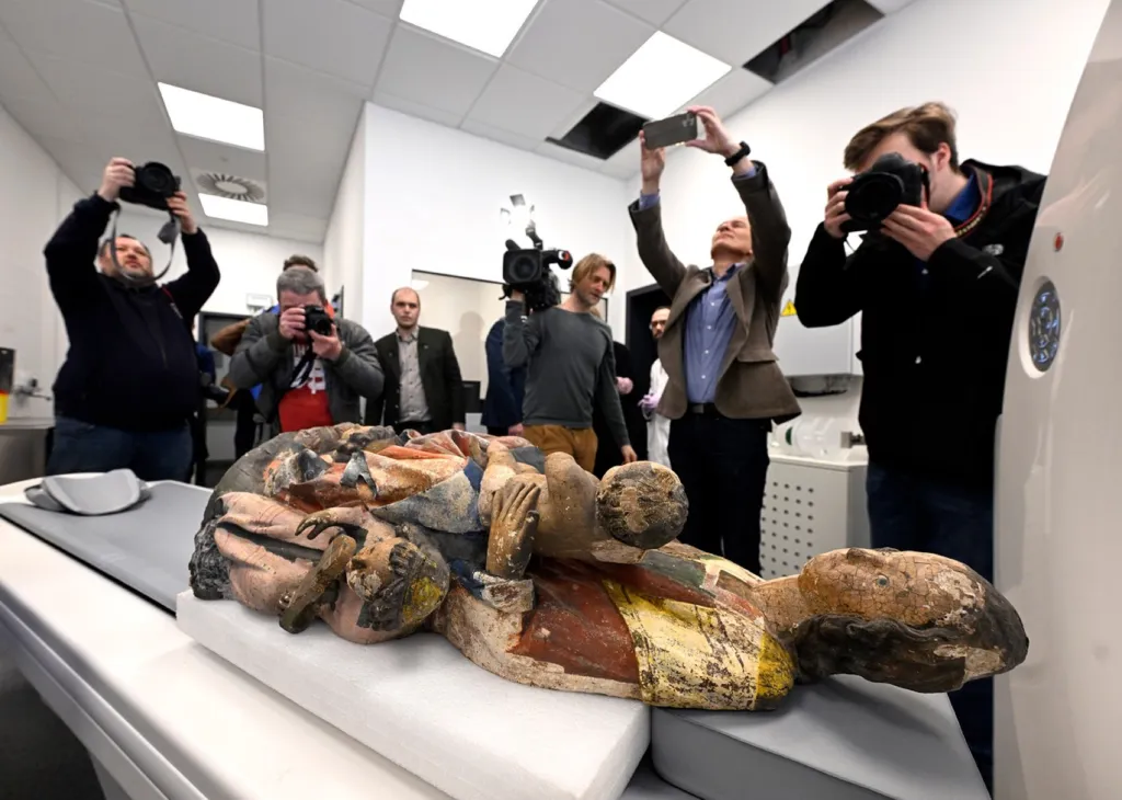 Tomografie dřevěné sochy Madony z Havraně